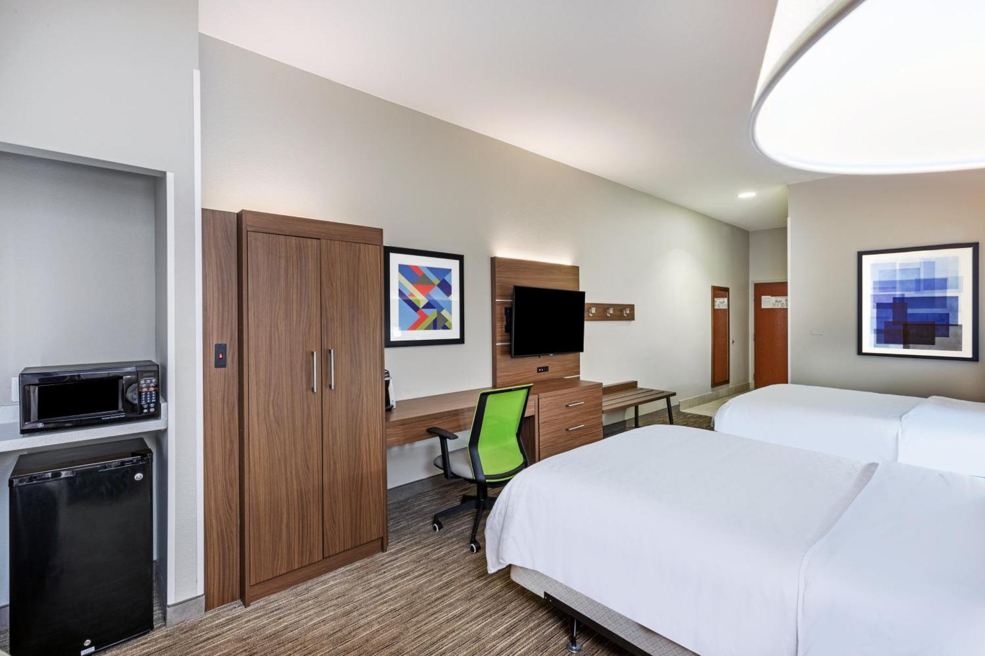 Queen Room with Two Queen Beds - Disability Access Hearing Accessible - Roll-In Shower